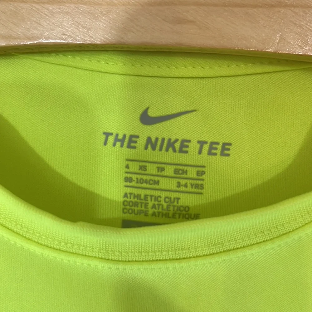 Nike excellent chest